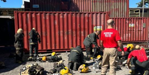 Foto de um grupo de bombeiros se preparando para um treinamento