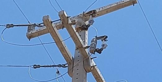 Foto de um poste de transmissão de energia elétrica