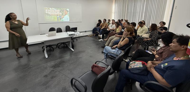 foto da secretária de ações afirmativas, Patrícia Rufino, falando para os estudantes