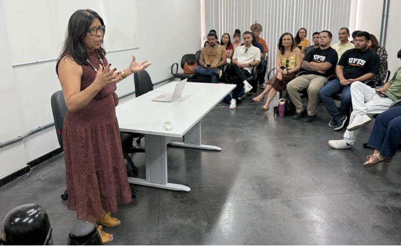 Foto da vice-reitora falando para os estudantes