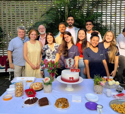 Na foto, o reitor da Ufes, Eustáquio de Castro; o diretor do Centro de Ciências da Saúde, Helder Mauad; a vice-diretora, Mabel Almeida; e a gestão do Centro Acadêmico de Odontologia comemorando com um bolo.