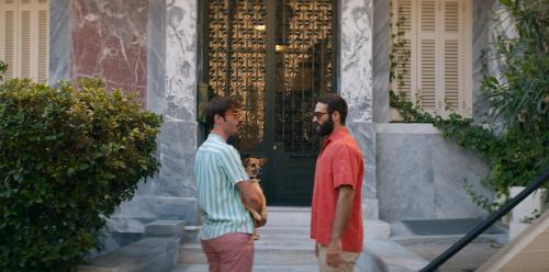 Cena de Nosso verão daria um filme, mostra dois rapazes conversando em frente a uma casa