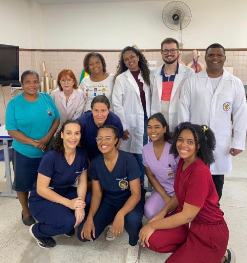 Foto do professor Thiago Prado com um grupo de estudantes e pesquisadores