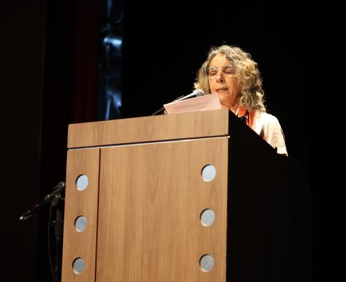 A secretária geral da SBPC, Cláudia Linhares, lendo a carta do presidente Renato Janine Ribeiro