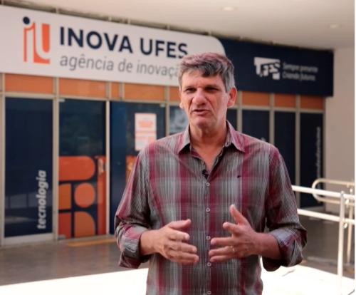 Foto de Marcelo Sarcinelli em frente à fachada da Inova Ufes