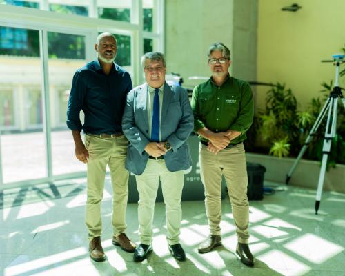 Professor Edney da Vitória, o reitor da Ufes e o gestor da Fotus Agro