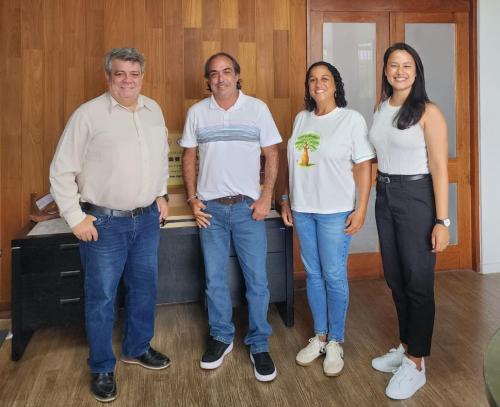 Foto dos participantes da reunião no gabinete do reitor