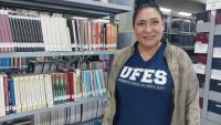 Angela Cueva, refugiada venezuelana, na biblioteca de Ufes