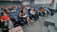 Foto do pró-reitor de Extensão, Ednilson Felipe, no momento de sua apresentação, sendo assistido pelo reitor, pela vice-reitora e pelos demais gestores.