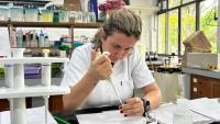 Foto da professora Jussara Coelho trabalhando no laboratório