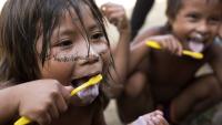 Foto de duas crianças indígenas escovando os dentes