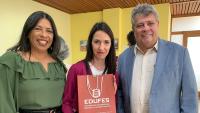 Foto da professora Valentina Ghibellini entre a vice-reitora Sonia Lopes e o reitor Eustáquio de Castro