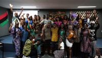 Foto dos participantes do evento vestindo trajes africanos