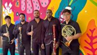 Foto dos integrantes do quinteto com seus instrumentos