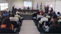 Foto geral do salão durante a cerimônia de lançamento da Escola