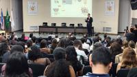 Foto do conselheiro Rodrigo Coelho durante sua palestra
