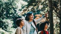 Cena de É Tempo de Amoras em que aparece a personagem Pasqualina em um parque com um menino e uma menina