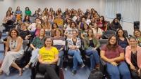 Foto de um auditório cheio de mulheres que integram projeto GIRLS