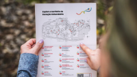 Imagem de um pessoa segurando um mapa do campus de Goiabeiras