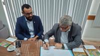 Foto de Pablo Lira e Eustáquio de Castro assinando o termo de cooperação