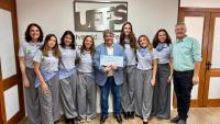 Foto das estudantes com as professoras, o reitor e o pró-reitor de Administração