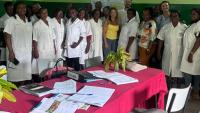 Foto dos pesquisadores da Ufes em encontro com profissionais da educação de Moçambique 