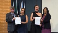 Foto das novas diretoras segurando o termo de posse ao lado do reitor e da vice-reitora