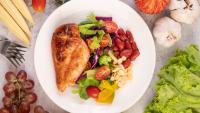 Imagem de um prato saudável, com frango e vegetais