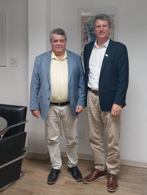 O reitor da Ufes, Eustáquio de Castro, e o diretor da Embrapa, Clenio Pillon, posam para a foto em pé, em uma sala