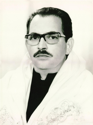 Foto em preto e branco com rosto de homem