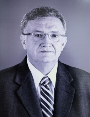 Foto em preto e branco com rosto de homem