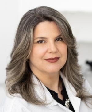 Foto da professora e pesquisadora Débora Meira. A foto mostra apenas o rosto da professora