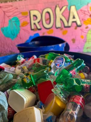 Tonel com garrafas pet e plásticos recicláveis