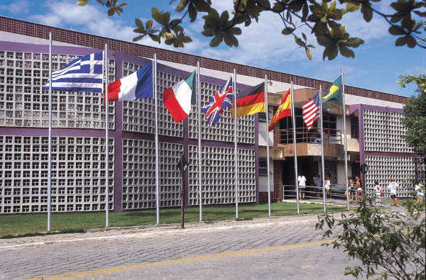 É criado o Centro de Línguas para a Comunidade (atual Núcleo de Línguas da Ufes), no campus de Goiabeiras