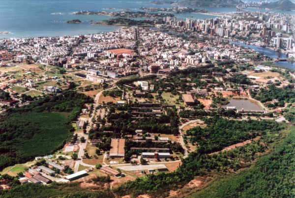 O campus de Goiabeiras se confunde com a paisagem da cidade de Vitória – década de 1990