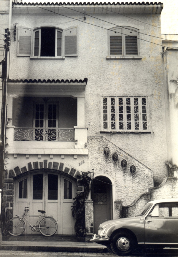 Ainda sem infraestrutura adequada, o gabinete da Reitoria funcionou provisoriamente na garagem da casa do reitor Jair Etienne Dessaune, localizada no Centro de Vitória – 1962