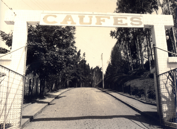 Acesso ao campus de Alegre, no município com o mesmo nome, localizado no sul do Espírito Santo – década de 1980