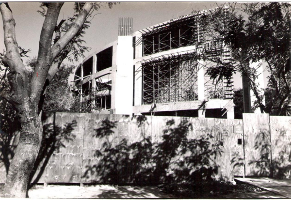 As obras do Teatro Universitário, no campus de Goiabeiras, começaram em 1995.