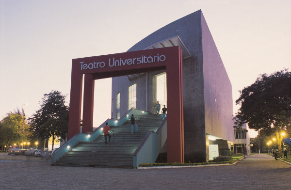 O Teatro Universitário possui traços da arquitetura moderna; ocupa a parte frontal do campus de Goiabeiras e se destaca na paisagem urbana da cidade de Vitória, além de ser referência das artes no Espírito Santo
