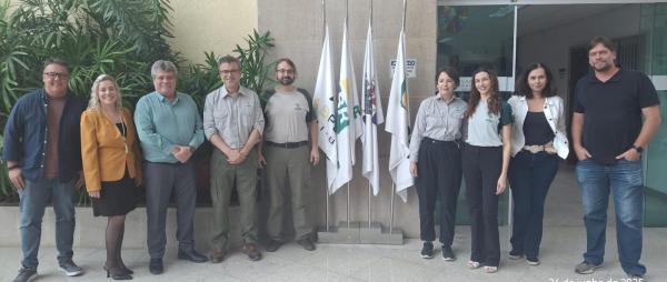 Na foto, os participantes da reunião posam no hall de entrada do prédio do Labpetro