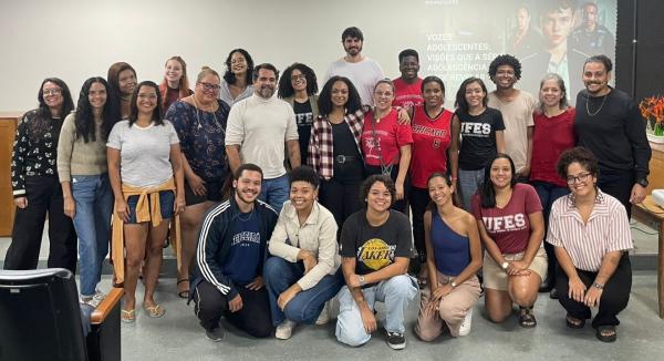 Foto de um grupo de estudantes após uma roda de conversa