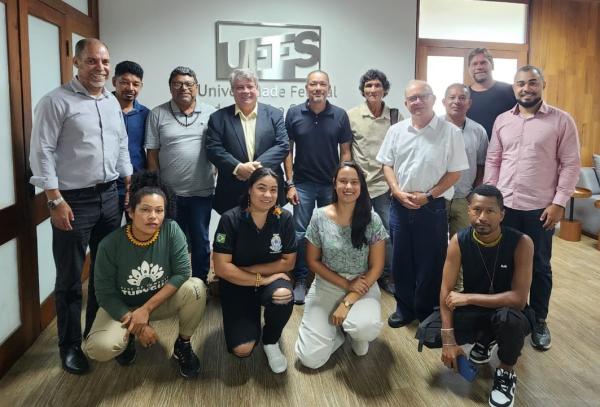 Foto posada dos participantes da reunião. Ao fundo, na parede, a logo da Ufes