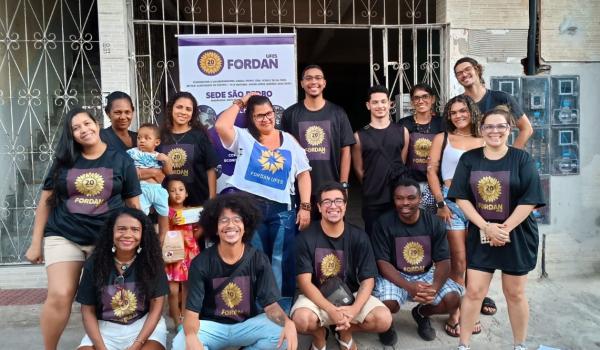 Equipe do Fordan posando para foto em frente à sede do bairro São Pedro