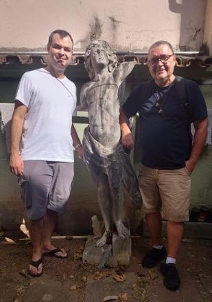 Foto do historiador Raphael Teixeira e do professor Cirilo com a escultura
