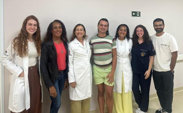 Foto da professora com residentes e pacientes atendidos