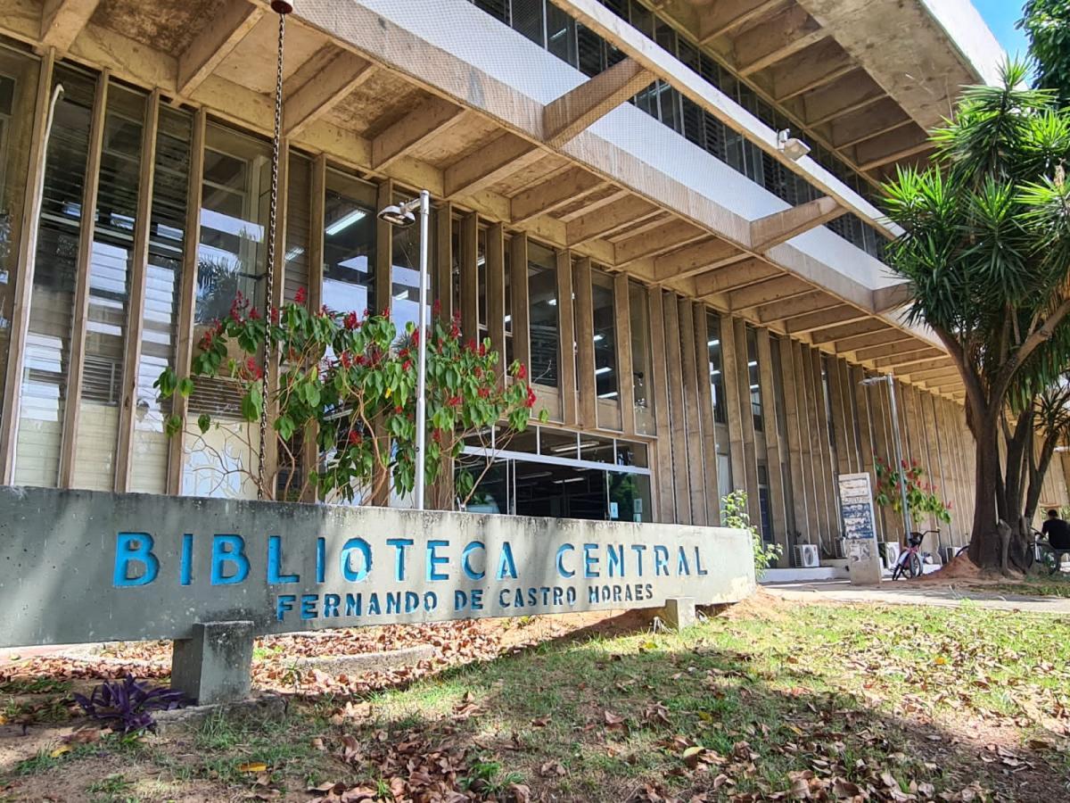 Entrada do prédio da Biblioteca Central