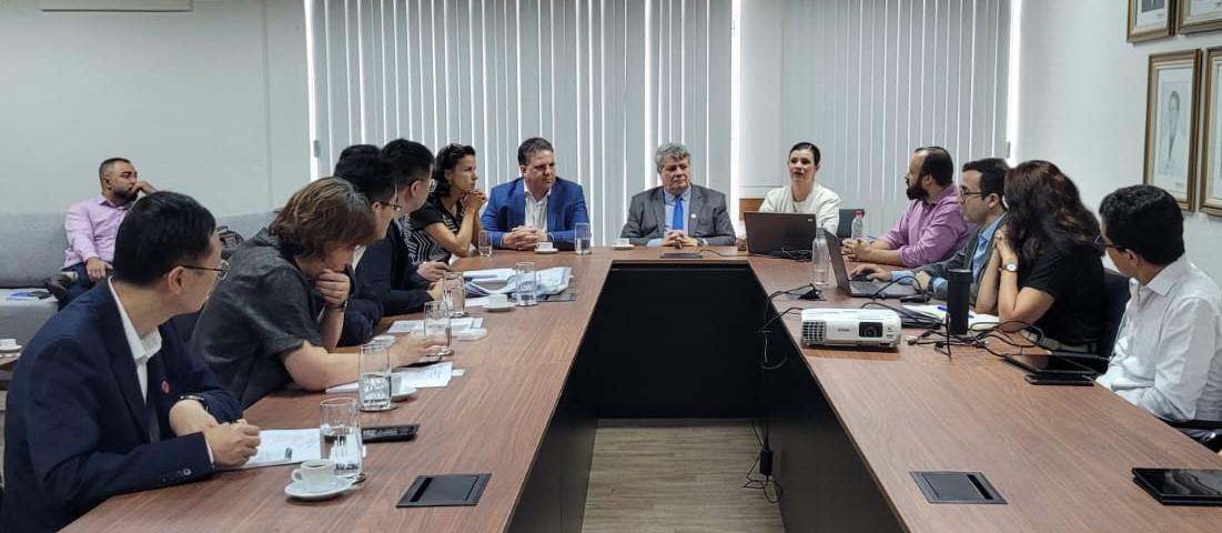 Foto da reunião no gabinete da reitoria
