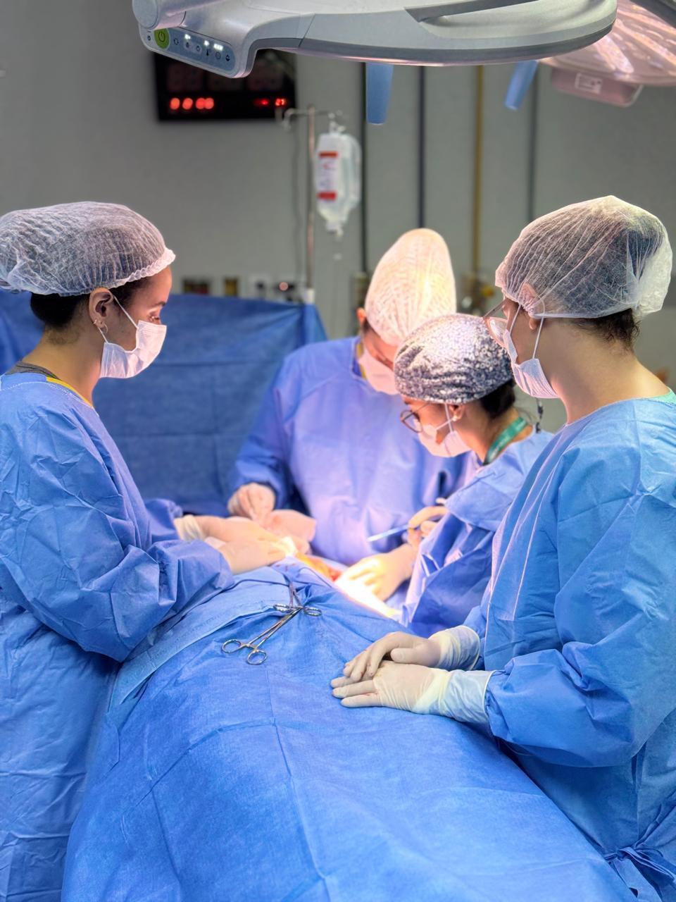 Foto de uma cirurgia sendo realizada