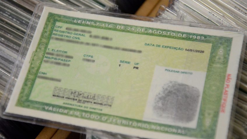 Imagem de uma carteira de identidade com os nomes borrados