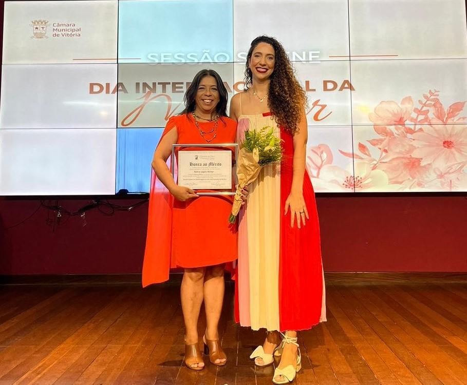 Foto da vice-reitora com a vereadora Karla Coser